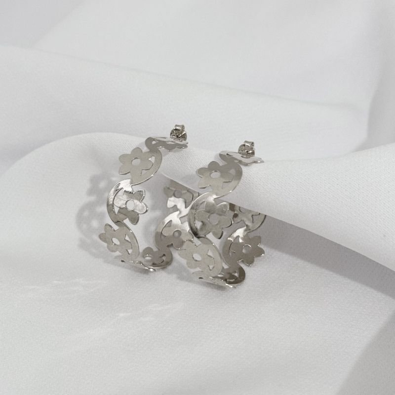 ARGOLA FLOR VAZADA EM RÓDIO BRANCO