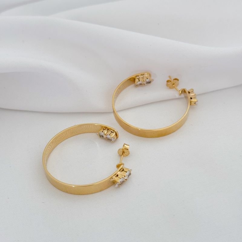 ARGOLA LISA COM GOTINHAS ZIRCONIA EM OURO 18K