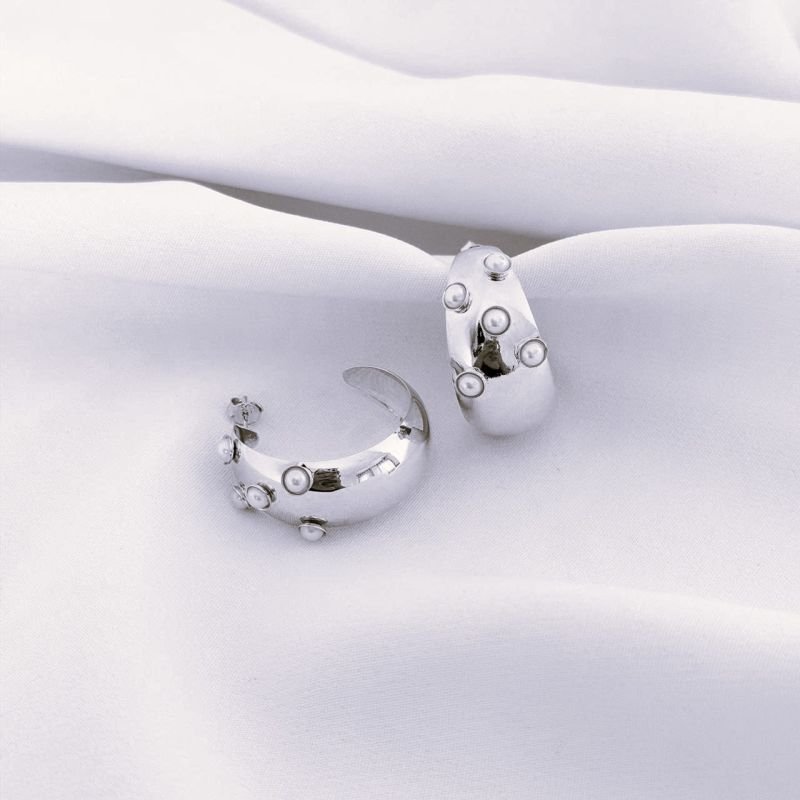 ARGOLA LISA COM PEROLAS EM RÓDIO BRANCO