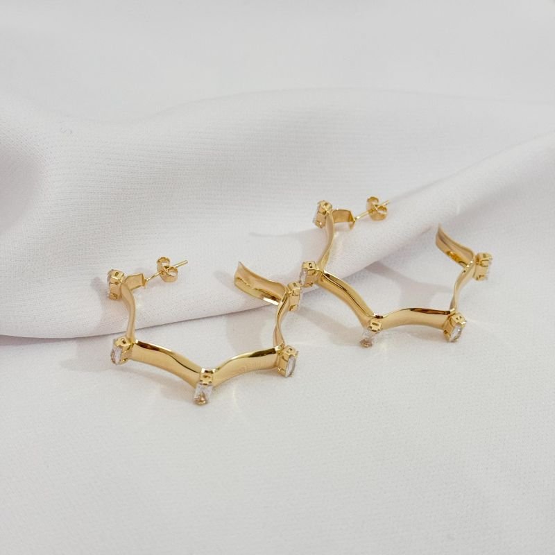 ARGOLA MEDIA ONDULADA COM ZIRCONIA BAGUETE EM OURO 18K