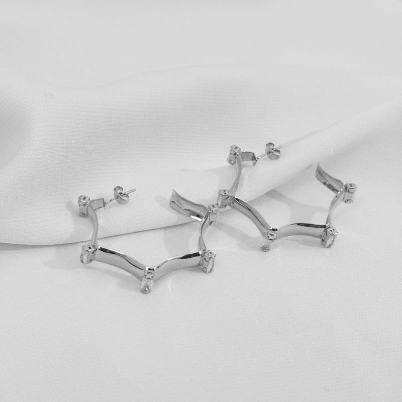 ARGOLA MEDIA ONDULADA COM ZIRCONIA BAGUETE EM RÓDIO BRANCO