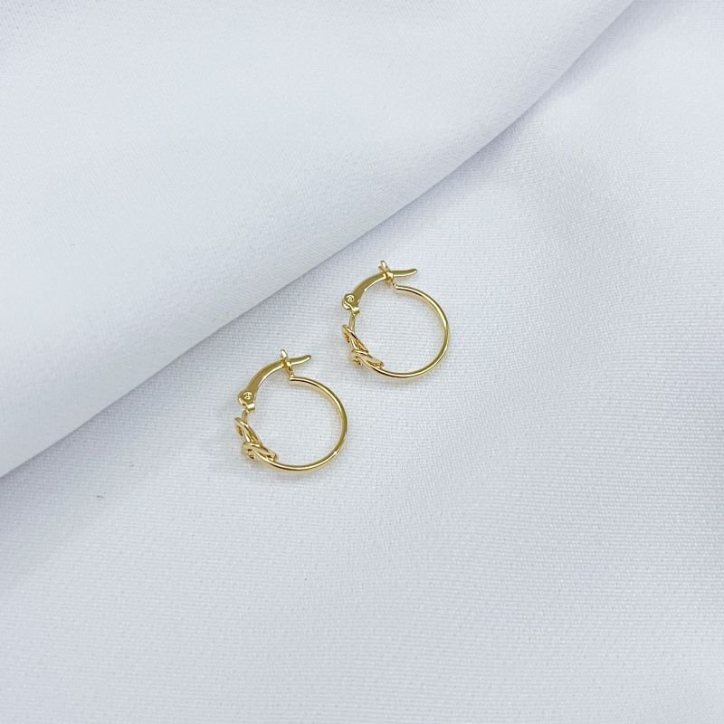 ARGOLA PEQUENA COM DETALHES EM CORAÇÕES 1,5CM EM OURO 18K