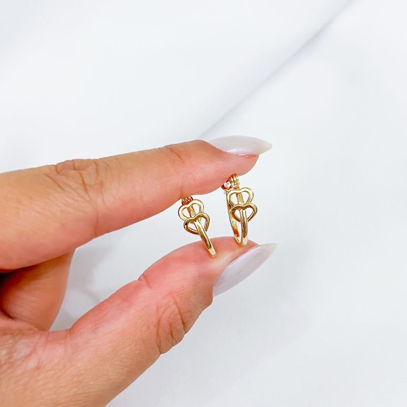 ARGOLA PEQUENA COM DETALHES EM CORAÇÕES 1,5CM EM OURO 18K
