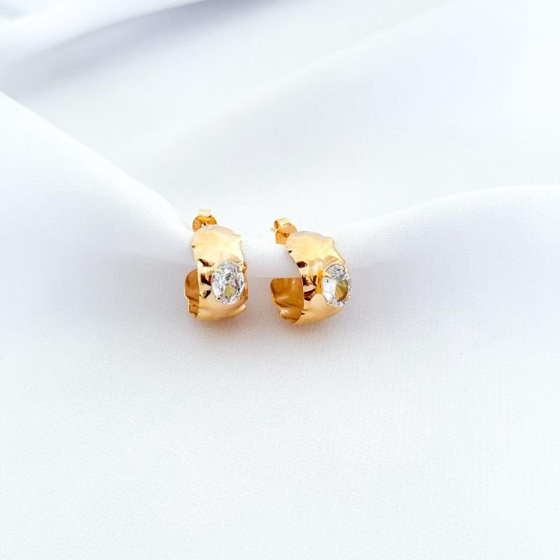 ARGOLA PEQUENA TRABALHADA C/ ZIRCONIA OVAL EM OURO 18K