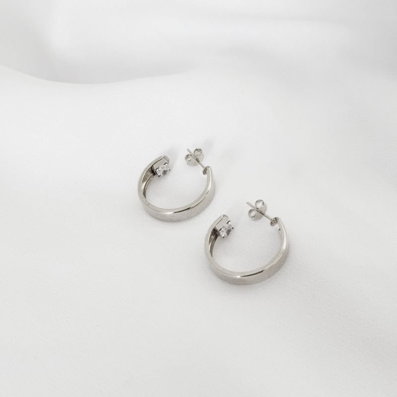 ARGOLA QUADRADA LISA COM ZIRCONIA EM RÓDIO BRANCO