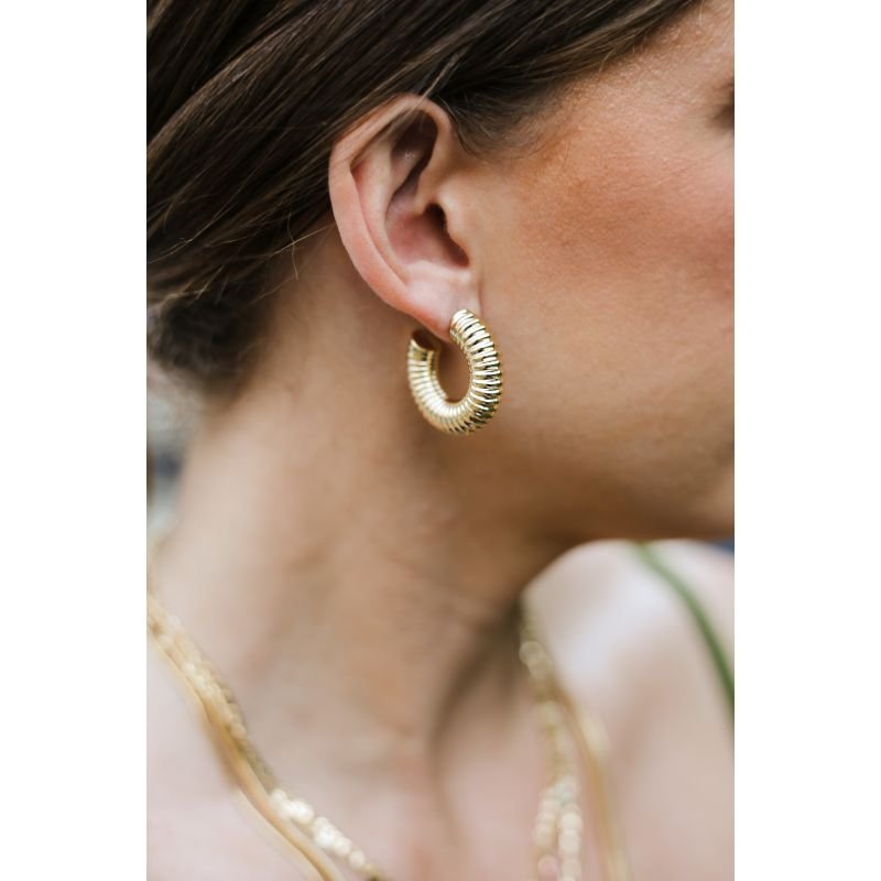 ARGOLA TRABALHADA EM OURO 18K