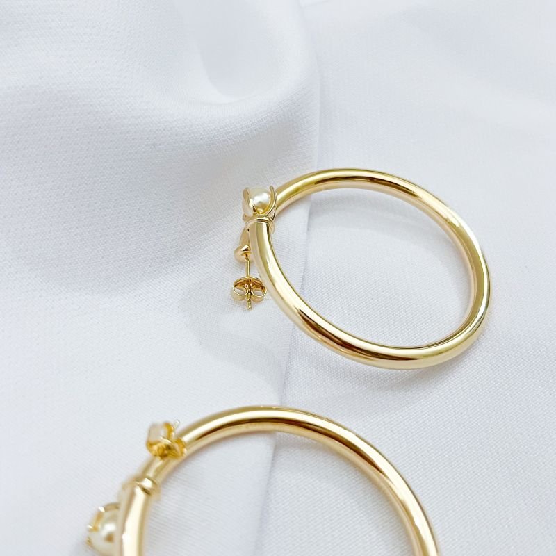 ARGOLA TUBO TORCIDO COM PEROLA NA PONTA 4,5CM EM OURO 18K