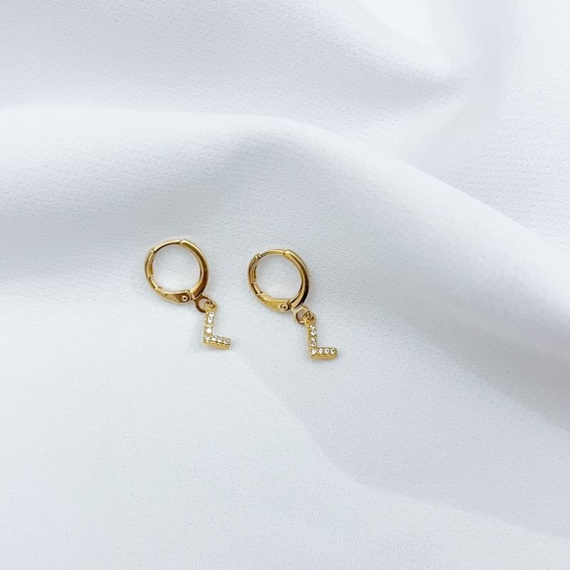 ARTICULADO COM PINGENTE DE LETRA CRAVEJADA EM OURO 18K