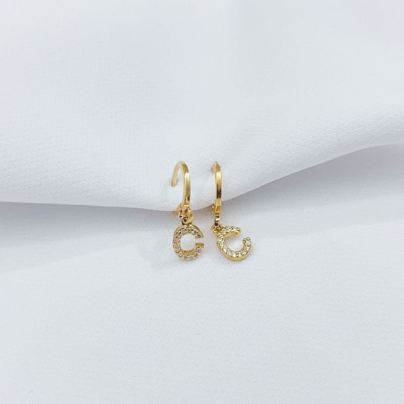 ARTICULADO COM PINGENTE DE LETRA CRAVEJADA EM OURO 18K