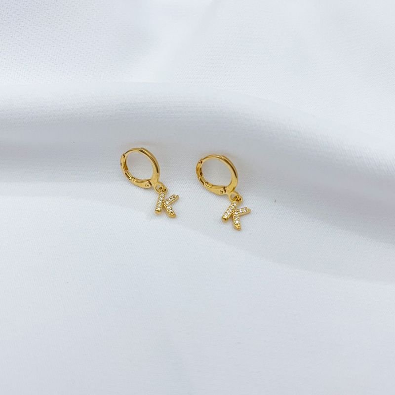 ARTICULADO COM PINGENTE DE LETRA CRAVEJADA EM OURO 18K