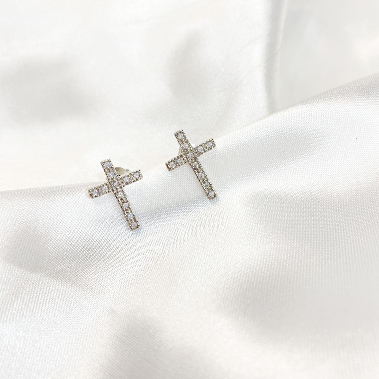 BRINCO CRUZ CRAVEJADO EM ZIRCÔNIAS EM RÓDIO BRANCO