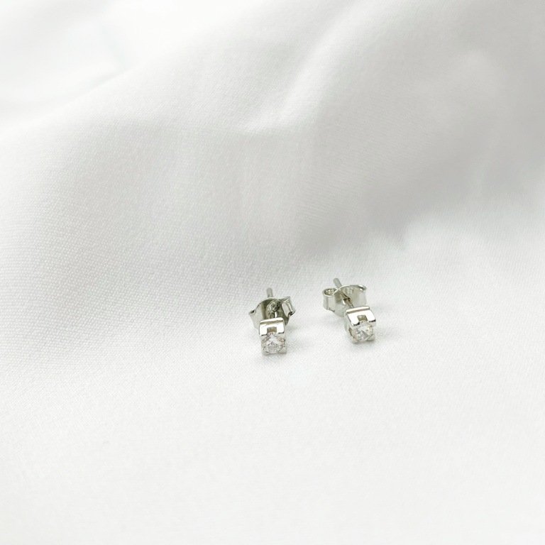 BRINCO SOLITÁRIO ZIRCÔNIA EM RÓDIO BRANCO