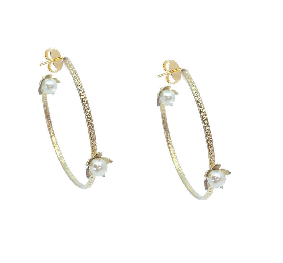 BRINCO ARGOLA COM FLOR E PEROLA EM OURO 18K