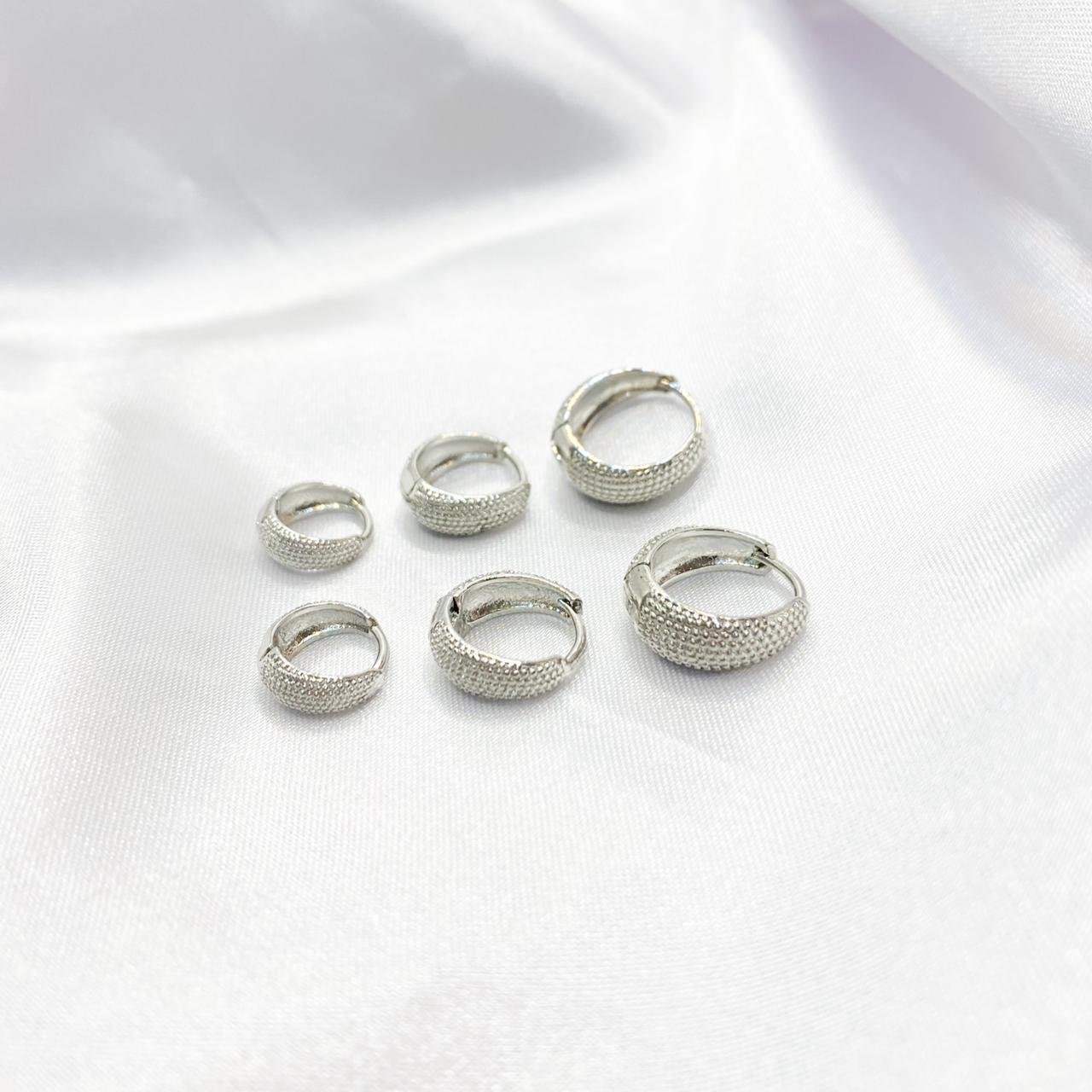 BRINCO TRIO ARTICULADO ARGOLINHAS TEXTURIZADAS EM RÓDIO BRANCO