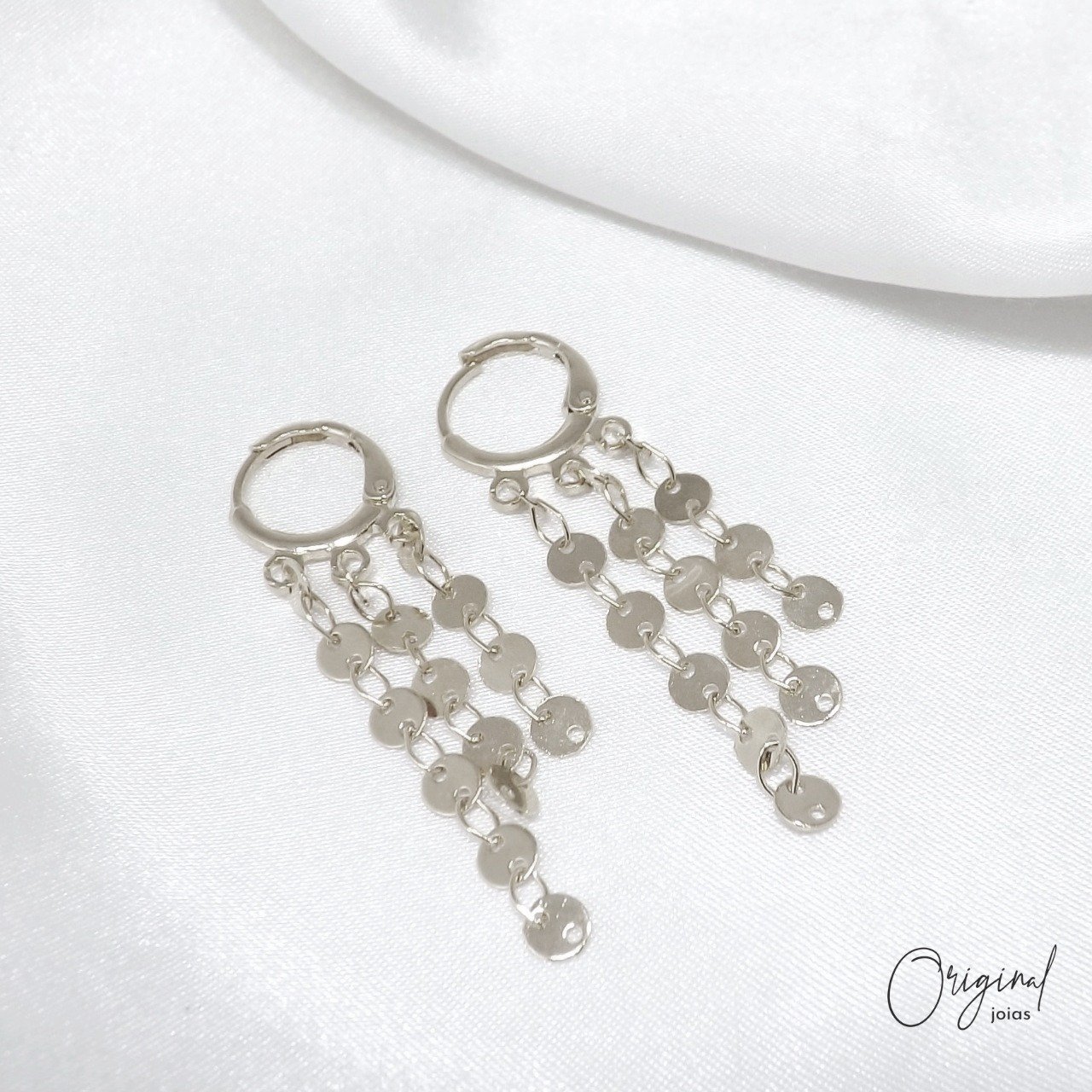 BRINCO ARGOLINHA ARTICULADA COM CASCATA EM MEDALHINHAS EM RÓDIO BRANCO