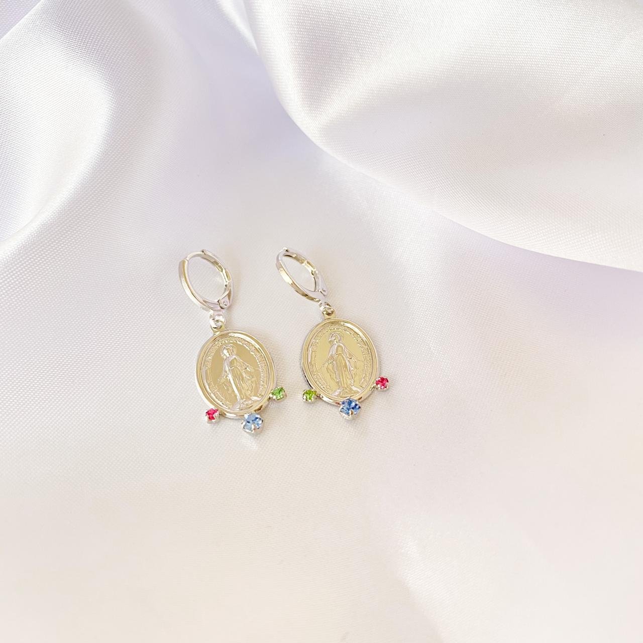 BRINCO ARTICULADO NOSSA SENHORA COM ZIRCÔNIAS COLORIDAS EM RÓDIO BRANCO
