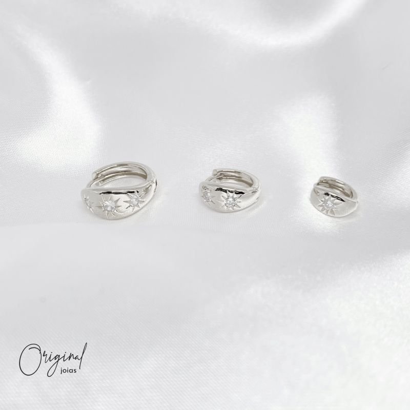 BRINCO TRIO ARGOLA ARTICULADA COM ESTRELINHAS EM ZIRCÔNIAS EM RÓDIO BRANCO