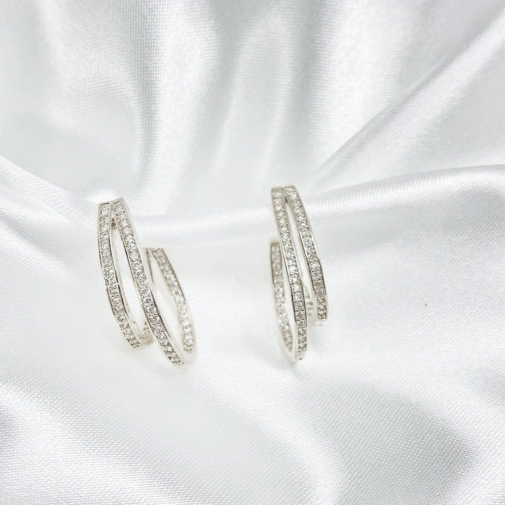 BRINCO ARGOLA PINO COM DUAS FILEIRAS EM ZIRCONIAS EM RÓDIO BRANCO
