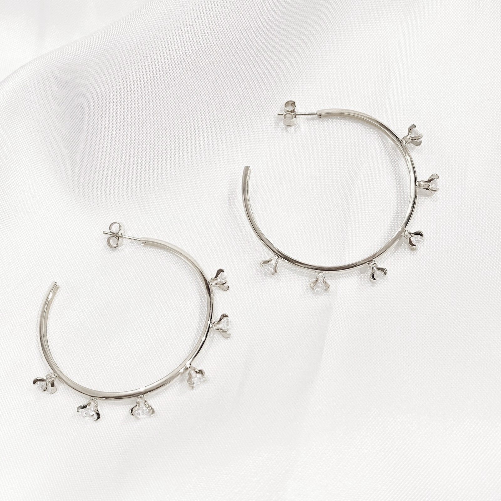 ARGOLA COM ZIRCÔNIAS EM RÓDIO BRANCO