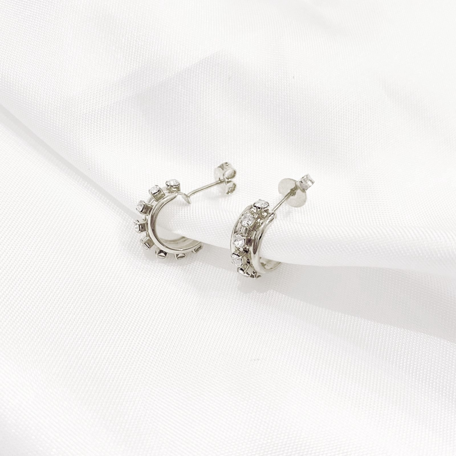 BRINCO ARGOLA 1,5CM COM ZIRCONIAS DE METRO EM RÓDIO BRANCO