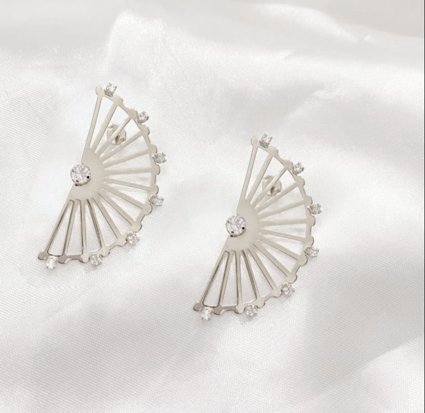 BRINCO LEQUE COM ZIRCONIA EM RÓDIO BRANCO