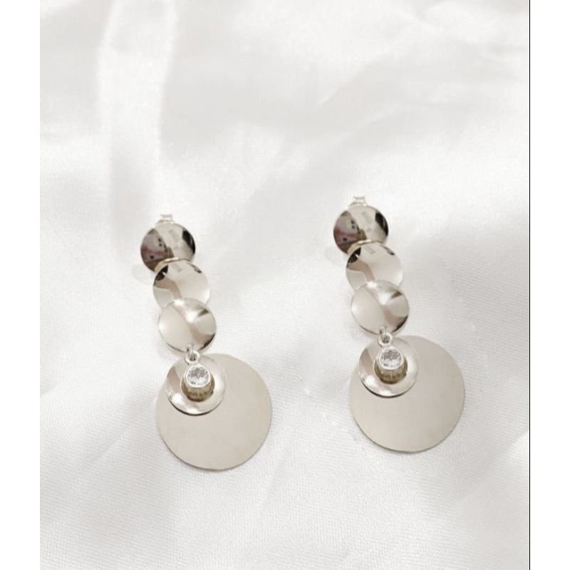BRINCO MEDALHAS REDONDAS COM ZIRCONIA EM RÓDIO BRANCO