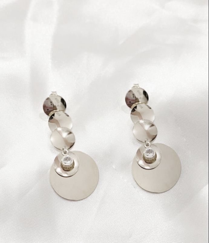 BRINCO MEDALHAS REDONDAS COM ZIRCONIA EM RÓDIO BRANCO