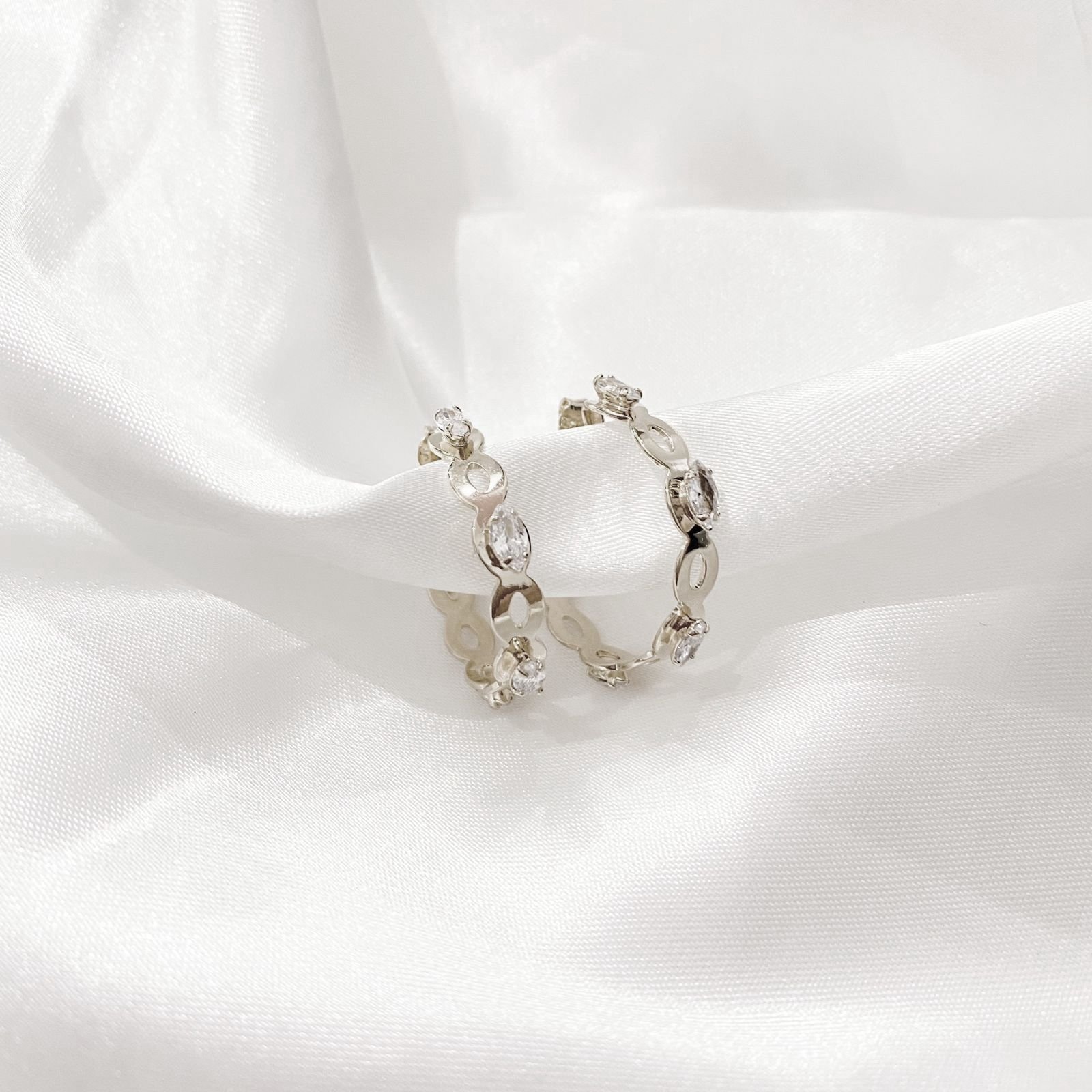 BRINCO ARGOLA COM ZIRCONIAS NAVETES EM RÓDIO BRANCO
