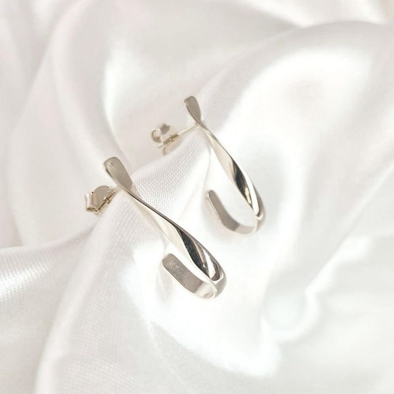 BRINCO EARHOOK TRANÇADO EM RÓDIO BRANCO