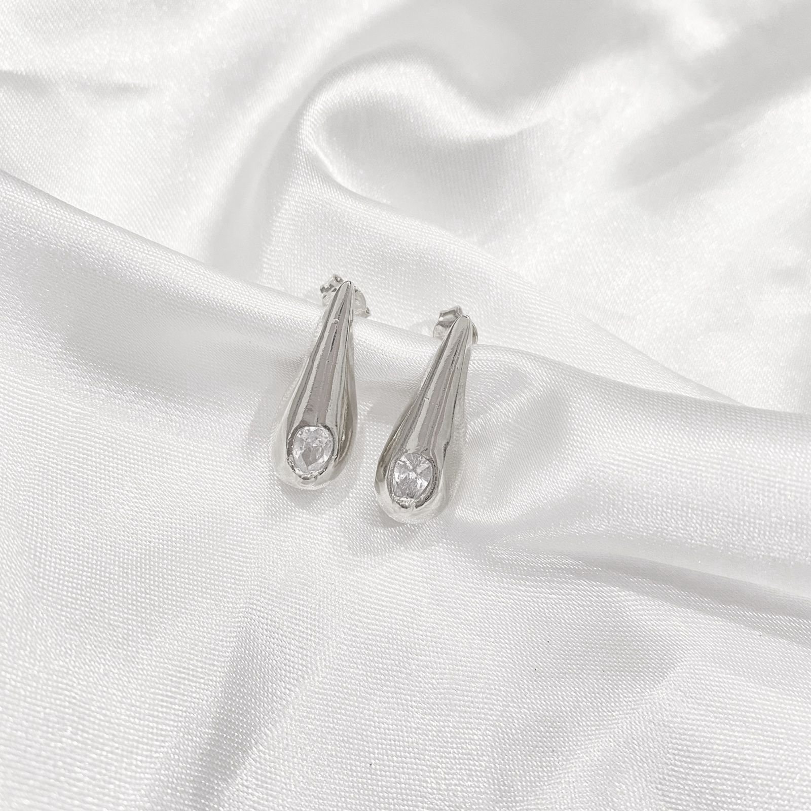 BRINCO GOTA COM ZIRCONIA EM RÓDIO BRANCO