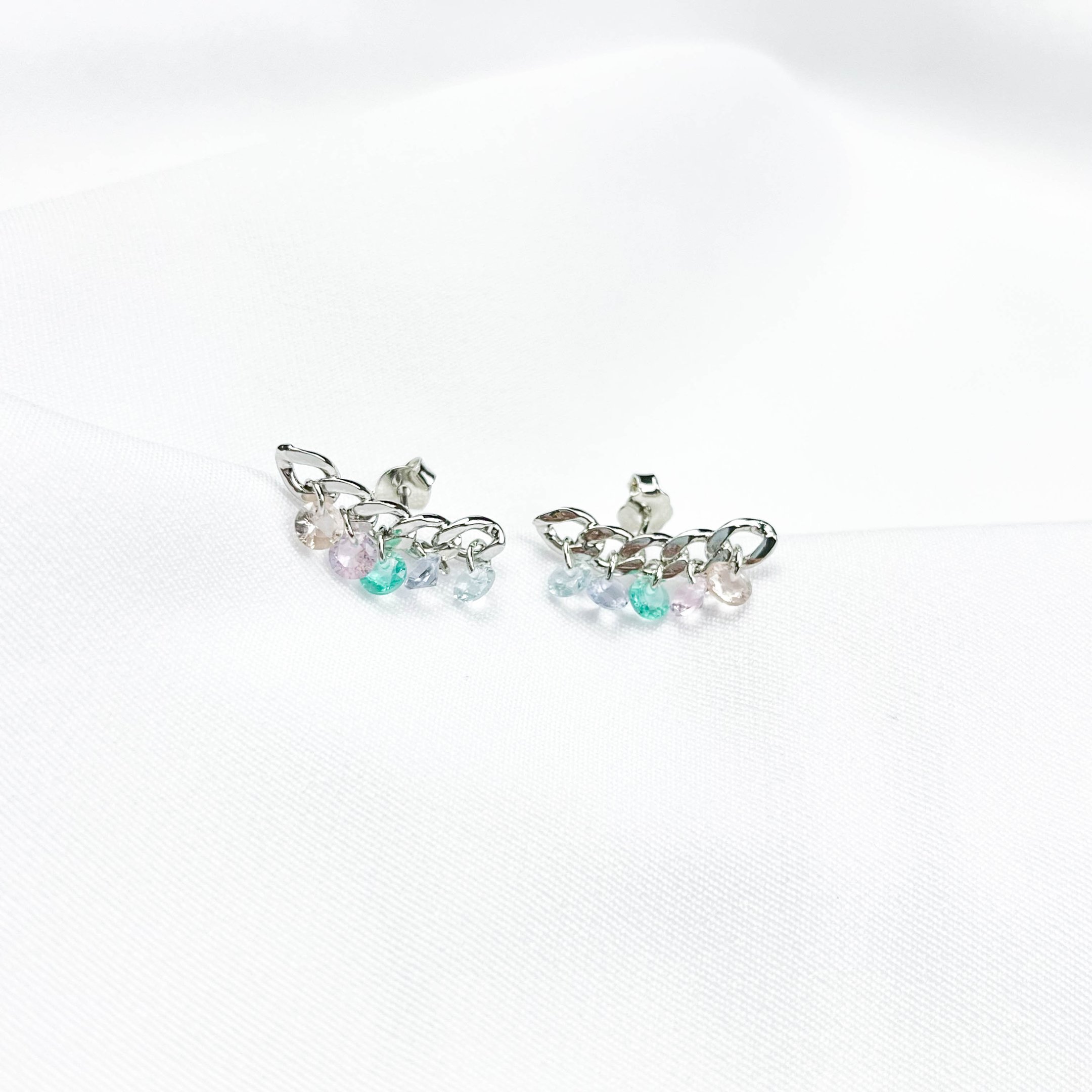 BRINCO EARCUFF CORRENTE COM PEDRINHAS COLORIDAS
