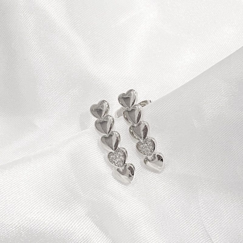 BRINCO PINO COM CORAÇÕES LISOS E EM ZIRCONIAS EM RÓDIO BRANCO