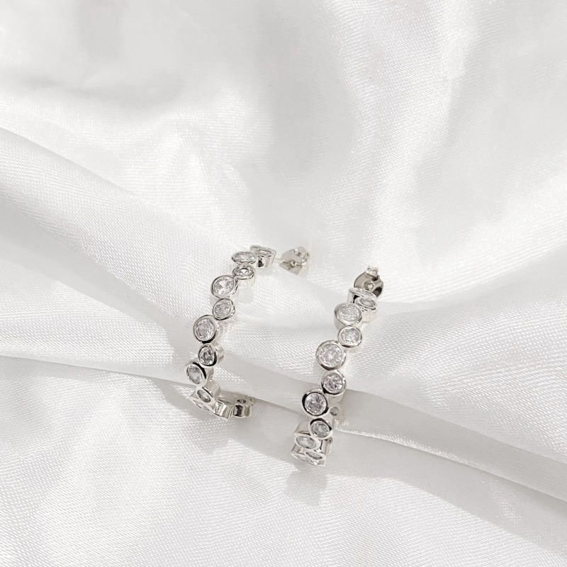 BRINCO ARGOLA ZIRCONIAS REDONDAS EM COLMEIA EM RÓDIO BRANCO
