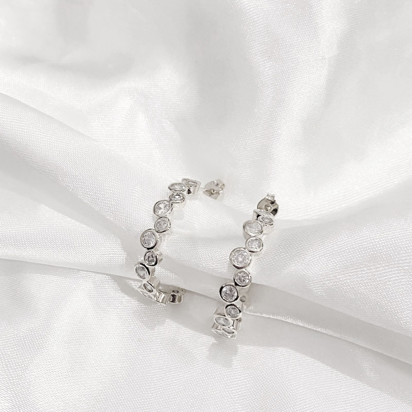 BRINCO ARGOLA ZIRCONIAS REDONDAS EM COLMEIA EM RÓDIO BRANCO