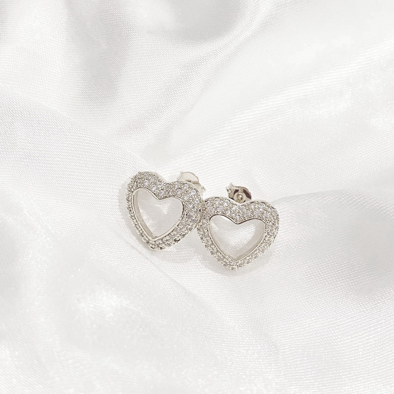 BRINCO CORAÇÃO VAZADO BORDAS EM ZIRCONIAS EM RÓDIO BRANCO