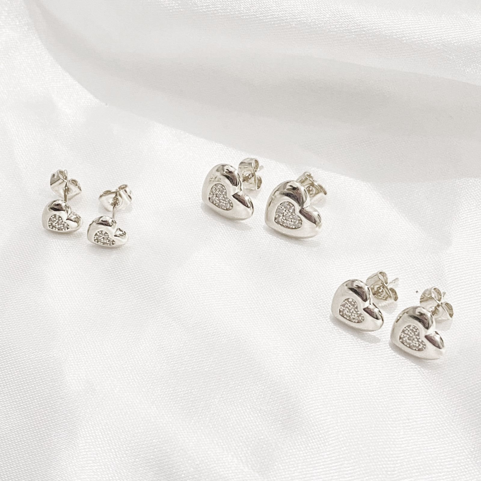 BRINCO TRIO CORAÇÕES COM ZIRCONIAS EM RÓDIO BRANCO
