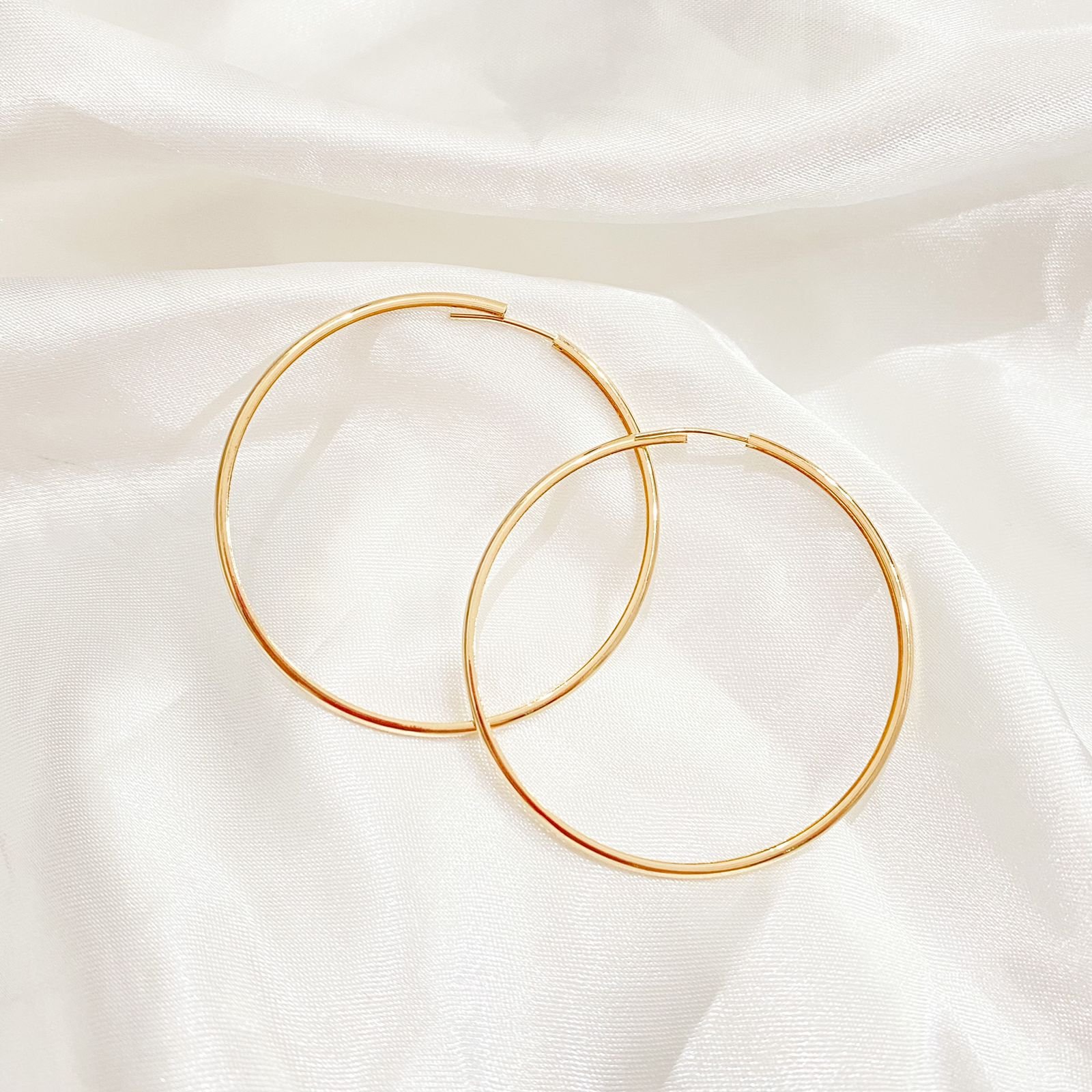 BRINCO ARGOLA FIO ENCAIXE COM 5CM DIÂMETRO EM OURO 18K