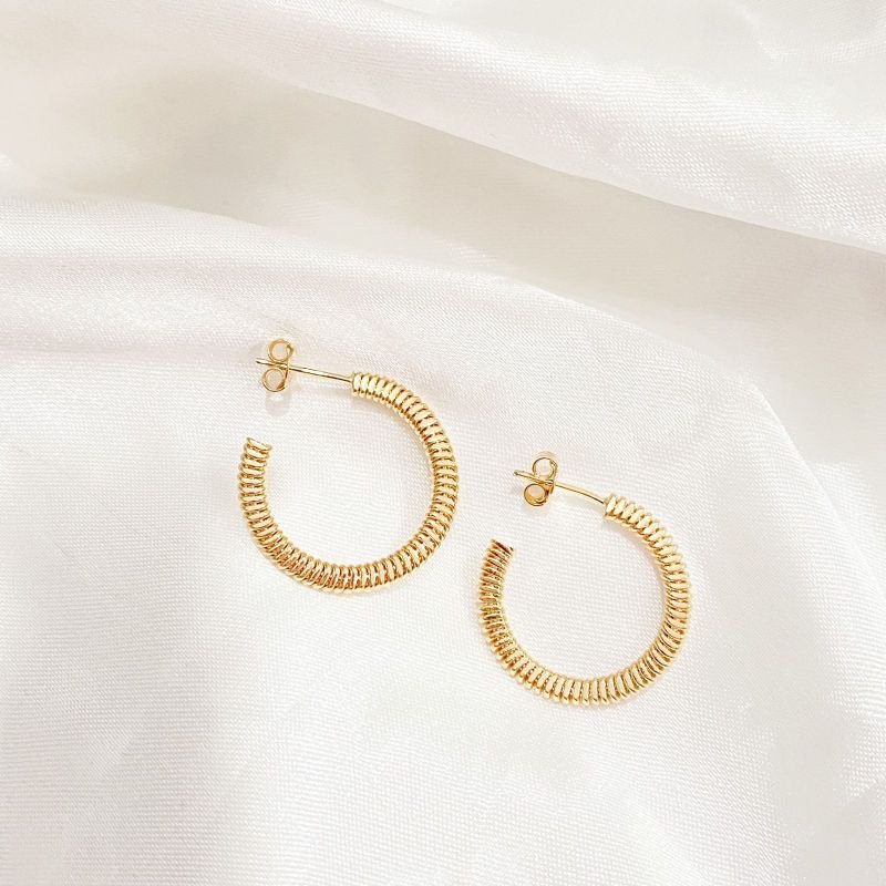 BRINCO ARGOLA CARTILHADA 2,5CM DIÂMETRO EM OURO 18K