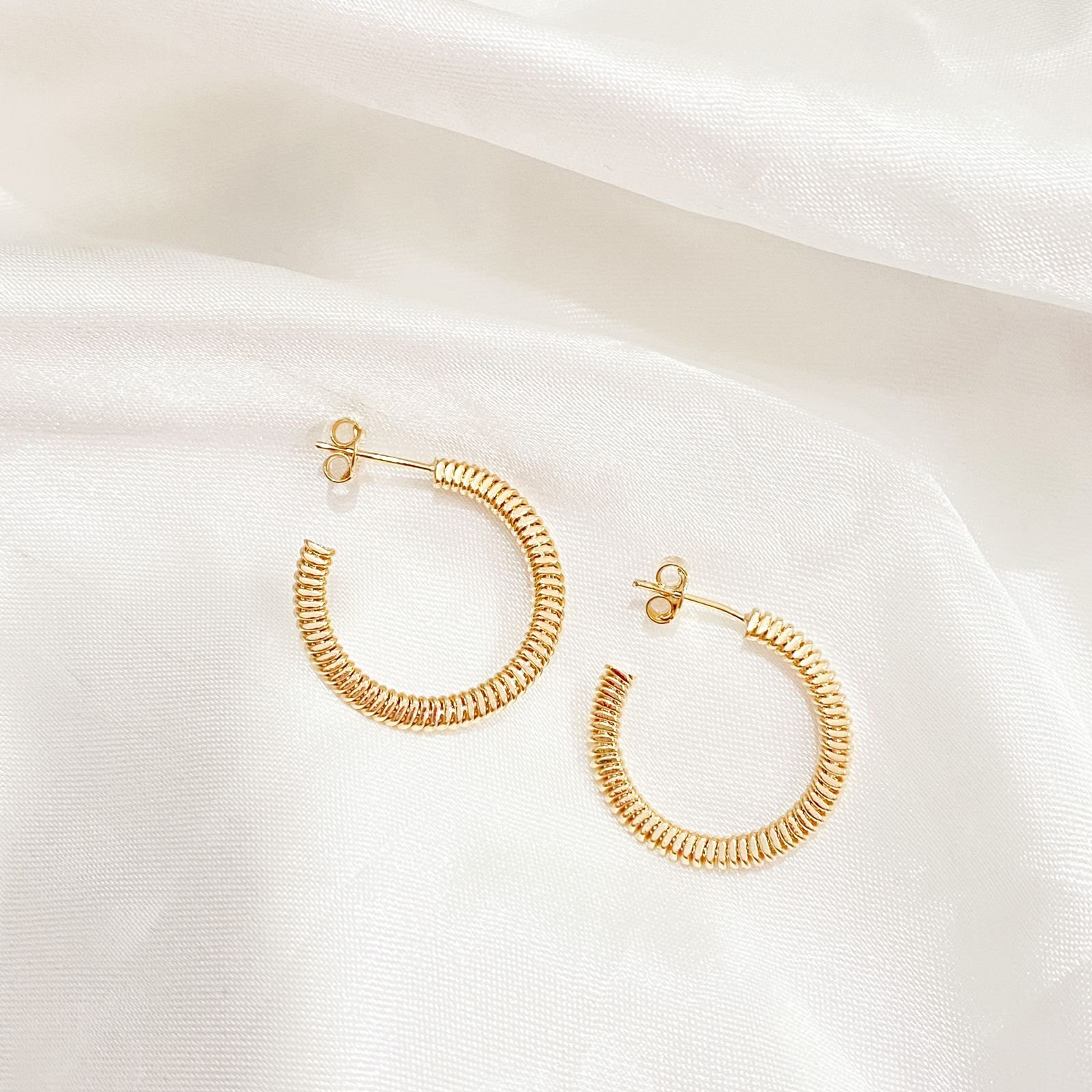 BRINCO ARGOLA CARTILHADA 2,5CM DIÂMETRO EM OURO 18K