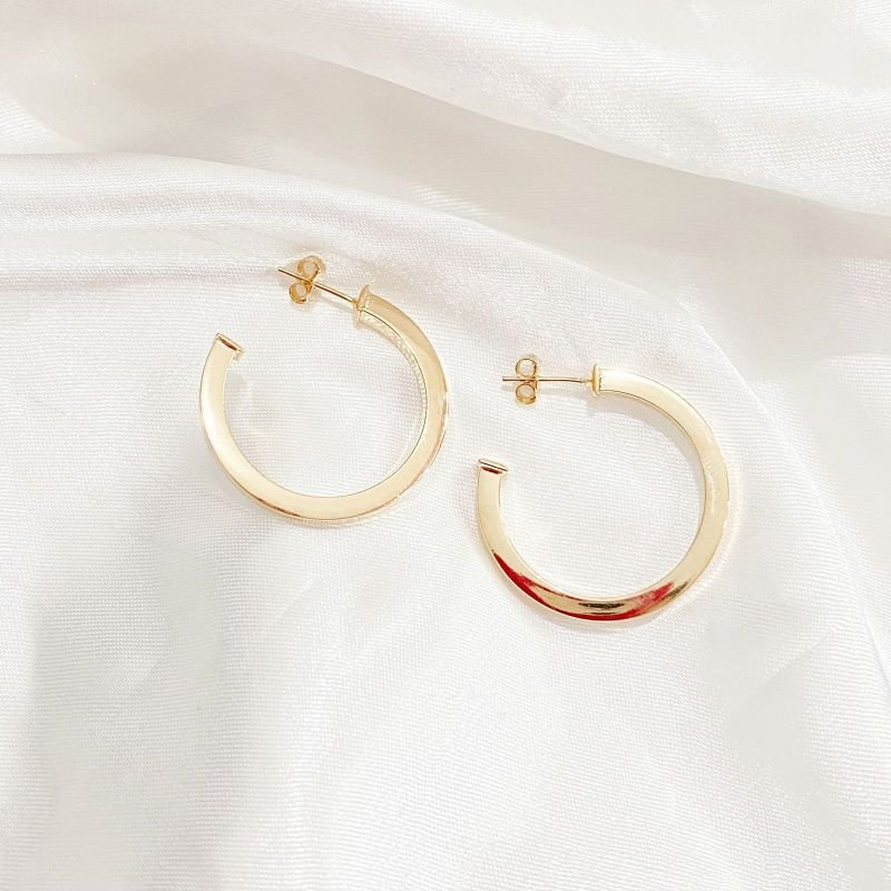 BRINCO ARGOLA FIO MEIA CANA QUADRADA 3,0CM DIÂMETRO EM OURO 18K