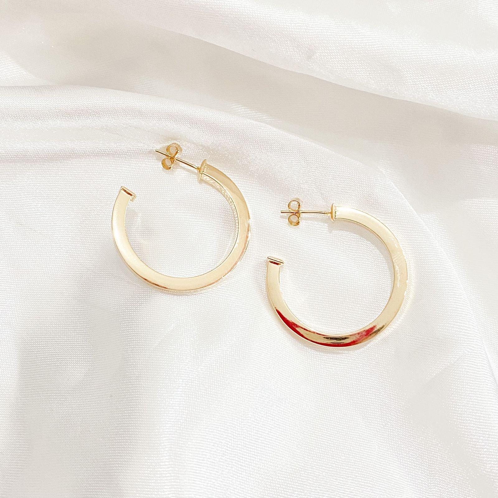 BRINCO ARGOLA FIO MEIA CANA QUADRADA 3,0CM DIÂMETRO EM OURO 18K