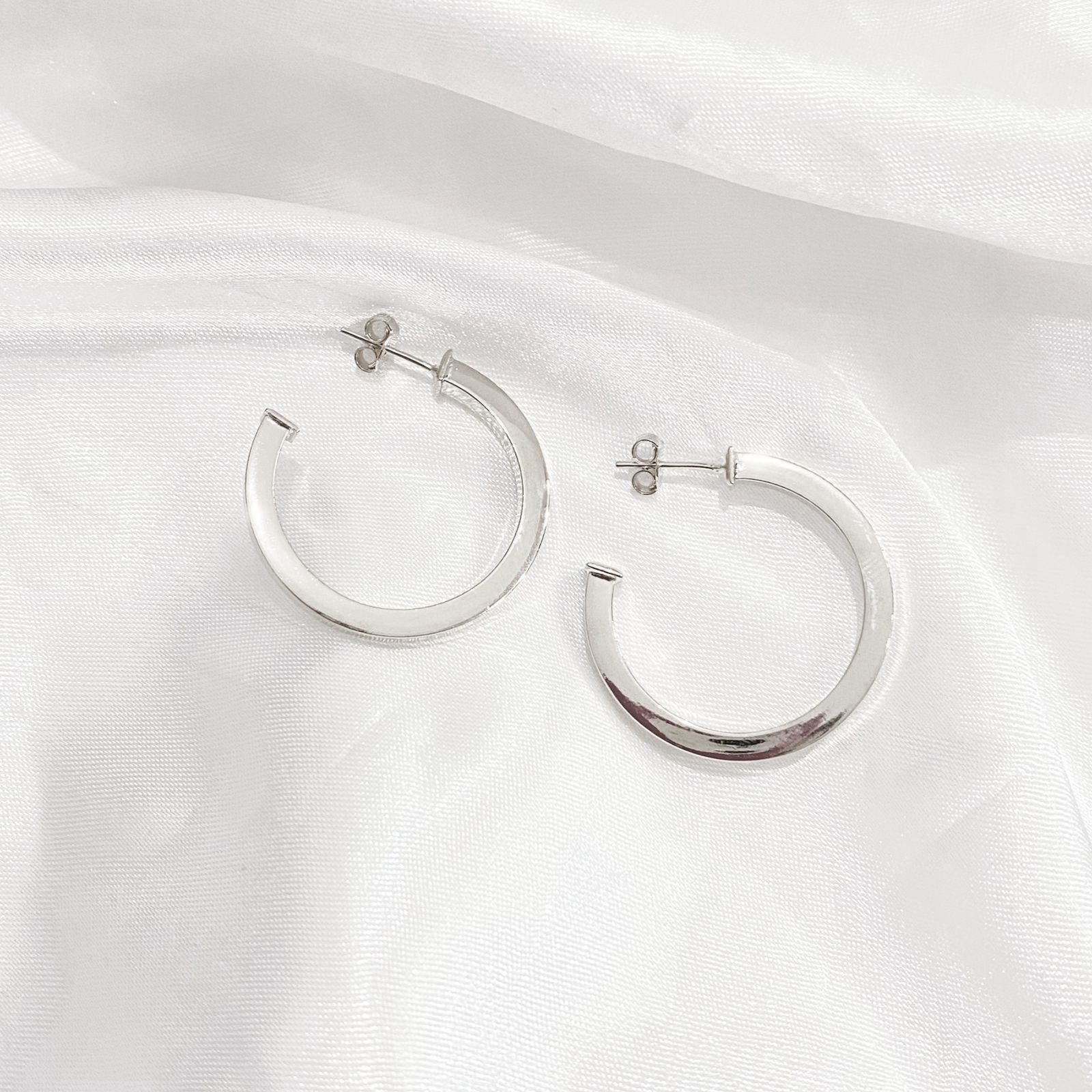 BRINCO ARGOLA FIO MEIA CANA QUADRADA 3,0CM DIÂMETRO EM RÓDIO BRANCO