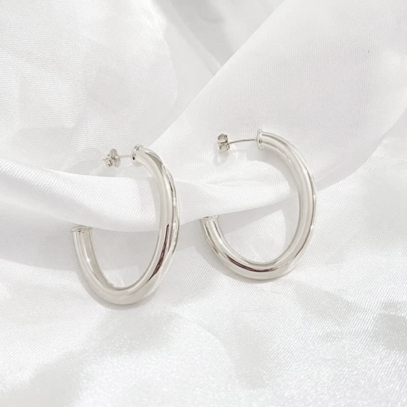 ARGOLA TUBO OVAL 4CM EM RÓDIO BRANCO