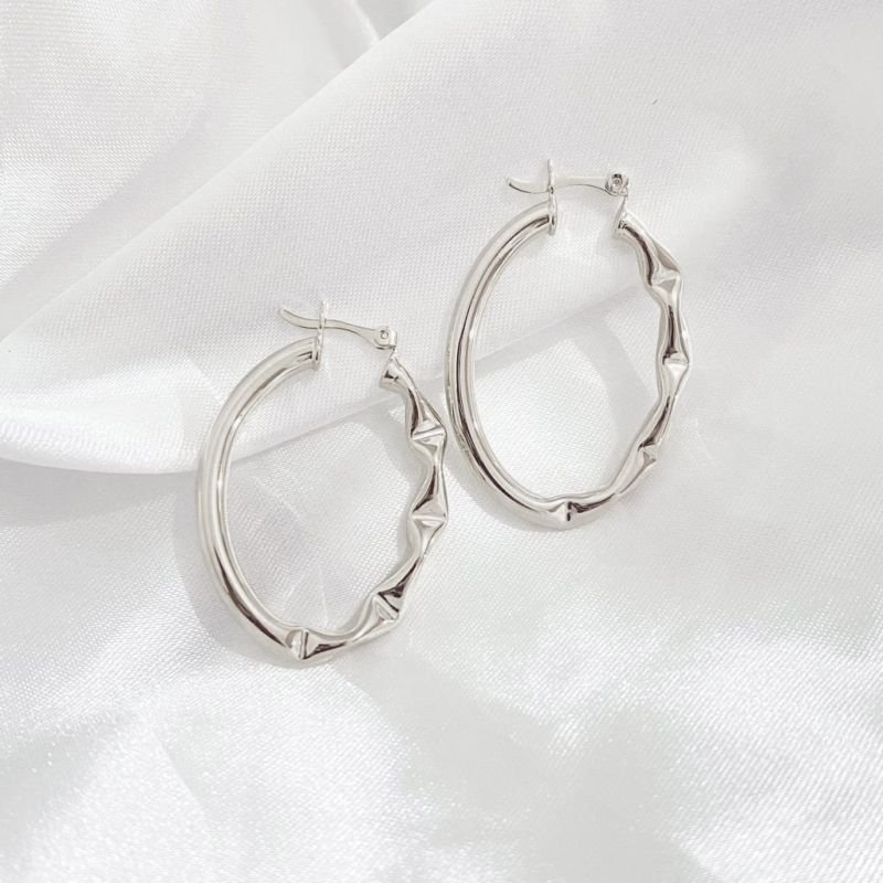 BRINCO OVAL COM DETALHE ORGÂNICO 4CM EM RÓDIO BRANCO