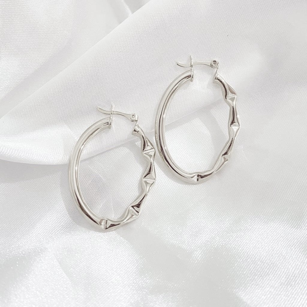 BRINCO OVAL COM DETALHE ORGÂNICO 4CM EM RÓDIO BRANCO