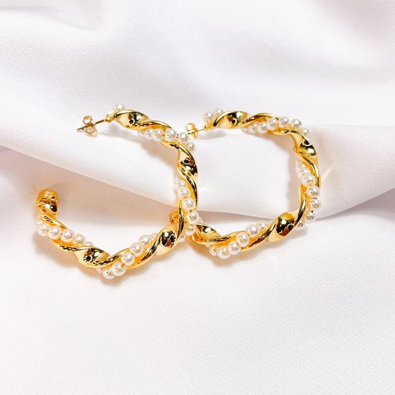 ARGOLA TRANÇADA COM PÉROLAS EM OURO 18K