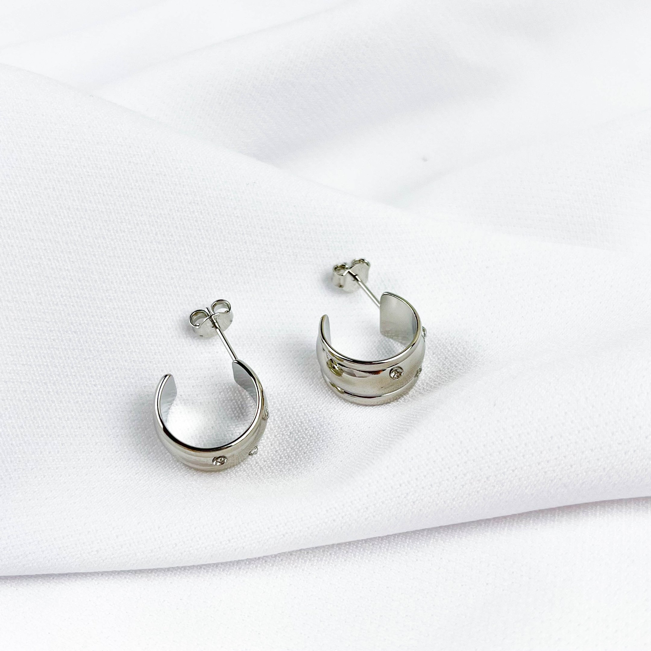 ARGOLA COM ZIRCONIA EM RÓDIO BRANCO