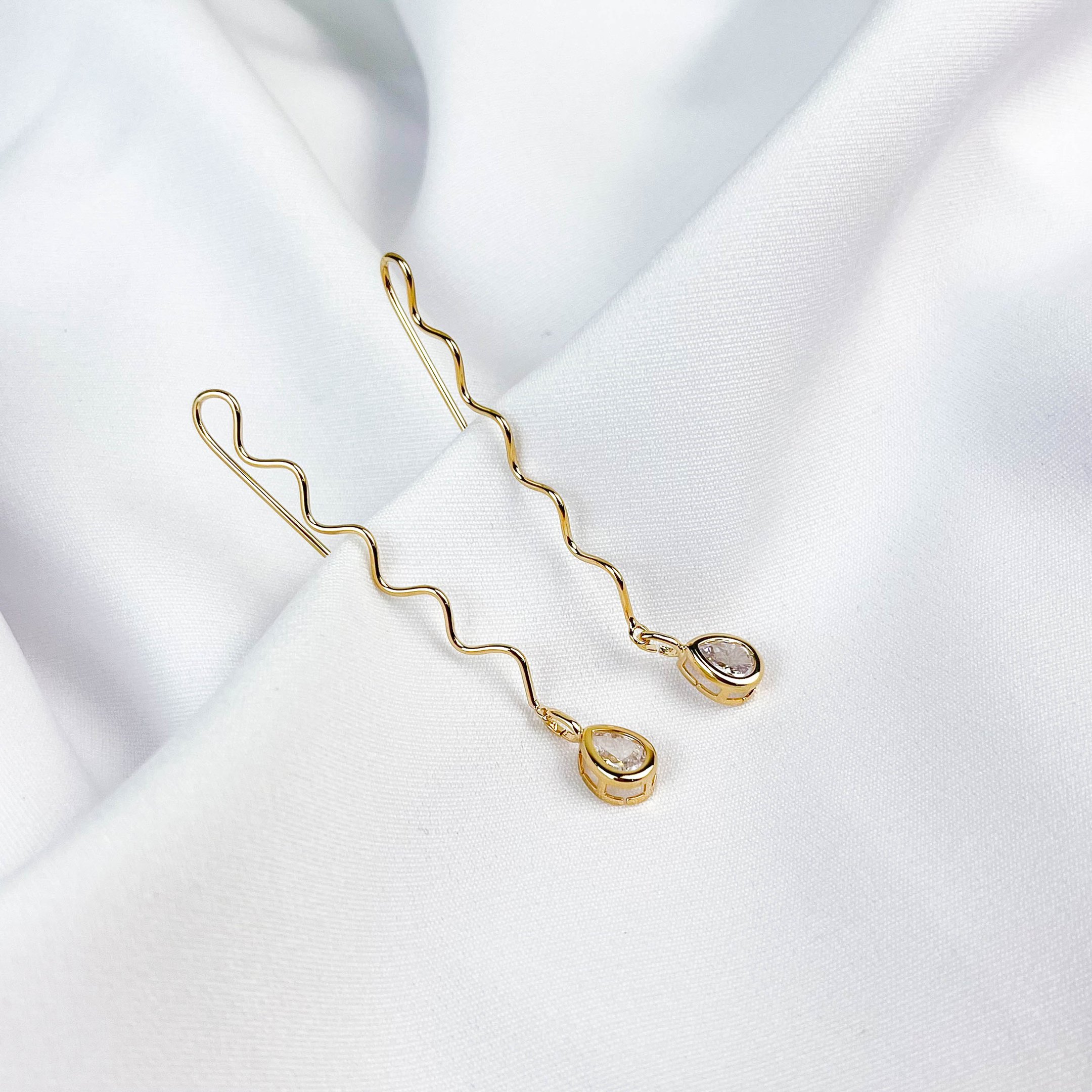 BRINCO ENCAIXE GANCHO COM GOTA ZIRCONIA EM OURO 18K