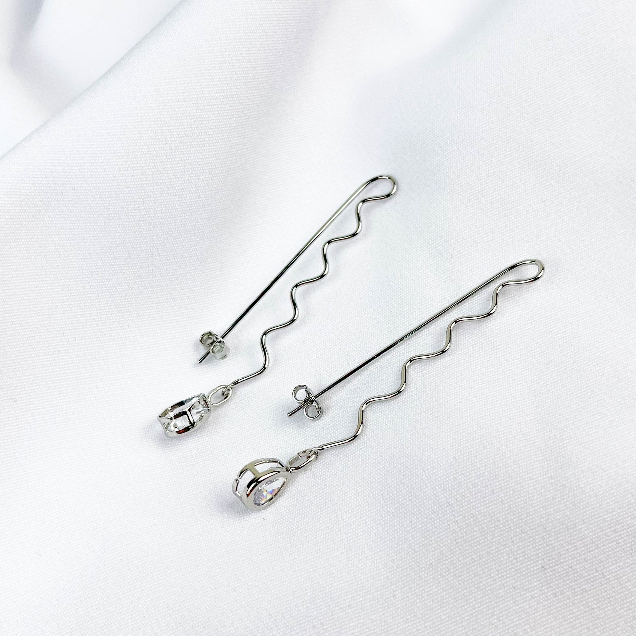 BRINCO ENCAIXE GANCHO COM GOTA ZIRCONIA EM RÓDIO BRANCO