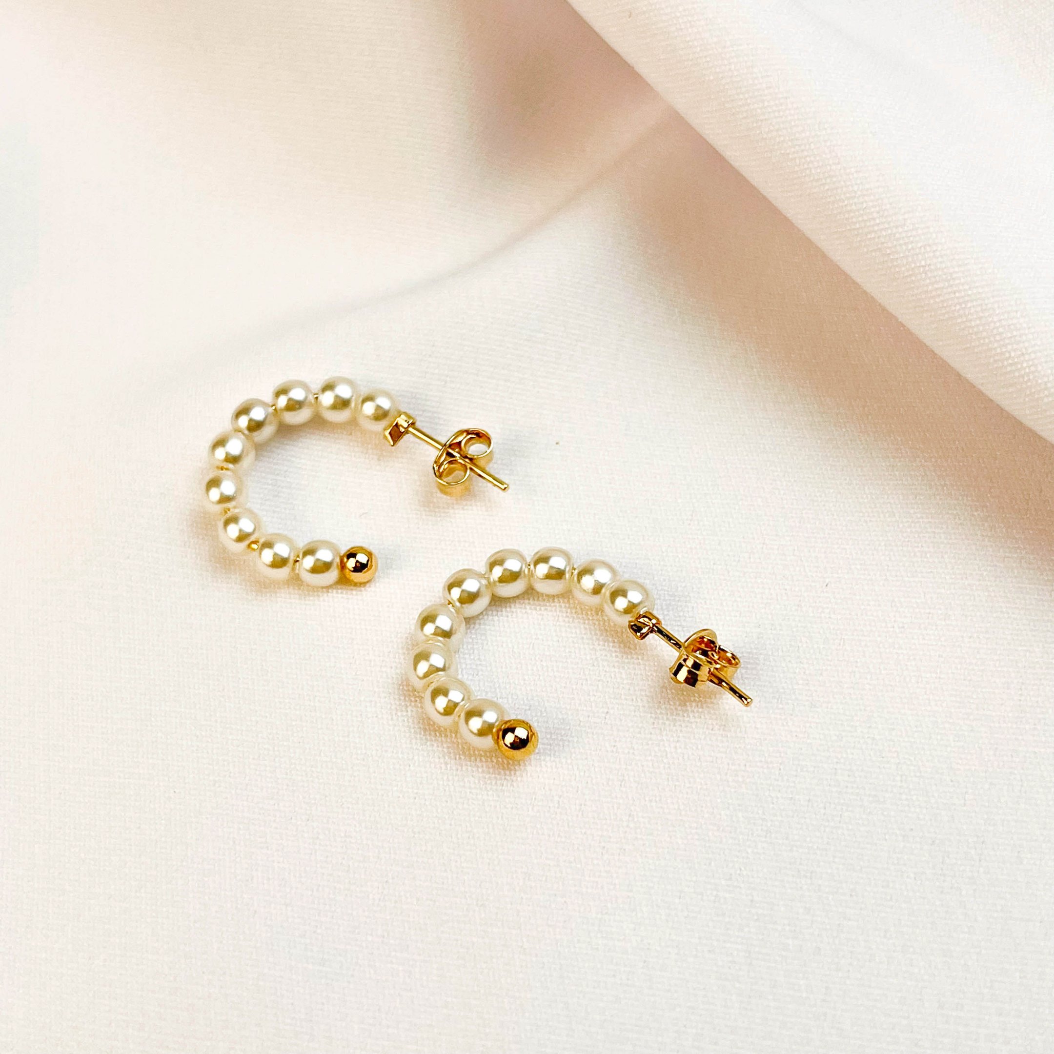 BRINCO ARGOLA DE PEROLAS PEQUENA EM OURO 18K